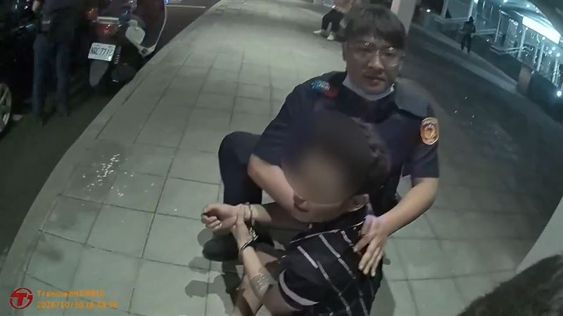 車牌燈不亮露餡！警一查身份瞬間懂了