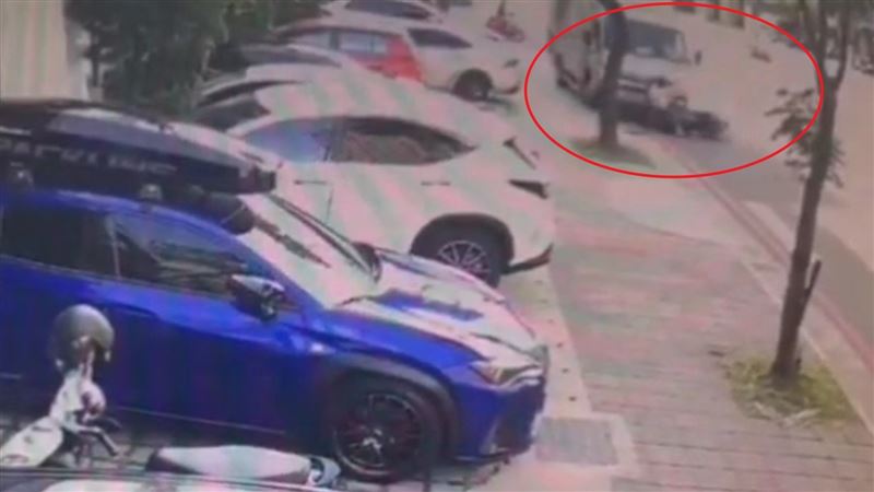 貨車暴衝撞待轉機車　騎士受困被拖行喪命