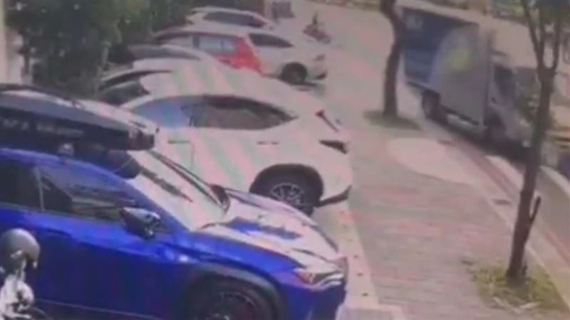 女騎士受困車底被拖行。（圖／翻攝畫面）