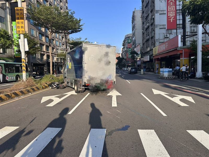 女騎士一度受困車底，警消人員將她救出送醫搶救仍傷重不治。（圖／翻攝畫面）