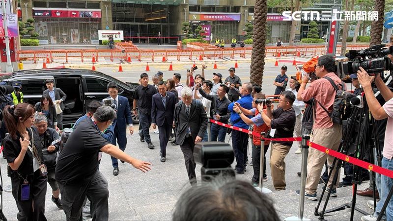 台北市長辯論會登場，蔣萬安抵達TVBS大樓。（圖／記者楊忠翰攝影）