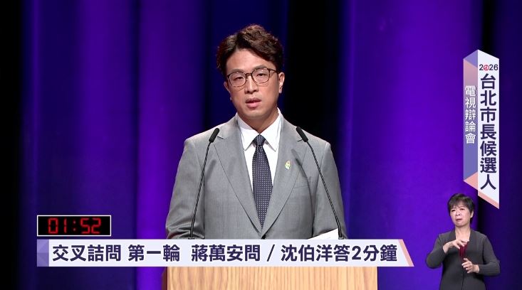 沈伯洋趁辯論空檔做1事　網驚呆：太強了