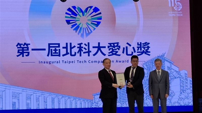 台北科技大學迎來115週年校慶,首屆「北科大愛心獎」得主之一,為從2007年起每年捐款500萬元設立獎學金、幫助弱勢學生完成學業的美琪瑪國際董事長嚴隆財。(圖/記者周佩怡攝影)
