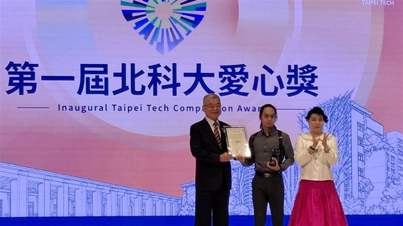 台北科技大學迎來115週年校慶,首屆「北科大愛心獎」得主之一,為2024年台中捷運隨機傷人案中挺身制伏嫌犯的「長髮哥」許瑞顯。(圖/記者周佩怡攝影)