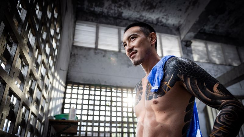 王陽明在新片《高寮大劫》全身藝術等級刺青,首次在大銀幕完整曝光,粉絲敲碗期待。(圖/想亮影藝提供)