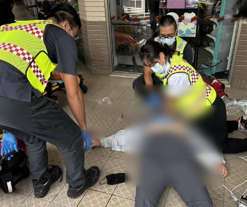 男子疑身體不適突然向前倒地,導致面部受傷、鮮血直流且當場失去意識。(圖/翻攝畫面)