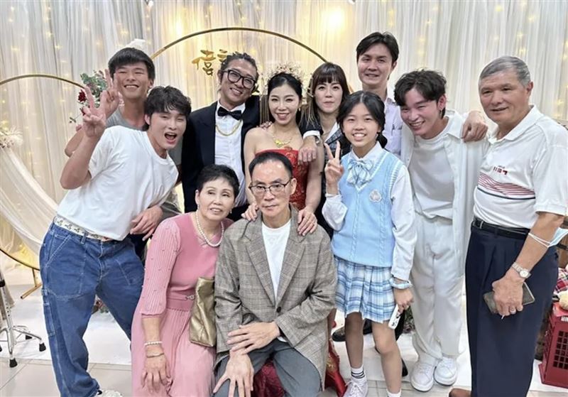 展榮展瑞開心發文,透露姐姐結婚,而結為親家的正是知名的台南在地美食阿明豬心冬粉一家。(圖/翻攝自臉書)