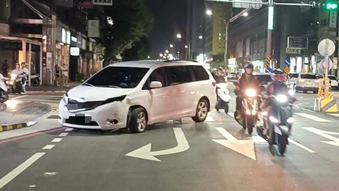 楊男自撞上路口的行人庇護島，事後竟將車輛直接棄置在路口。（圖／翻攝畫面）