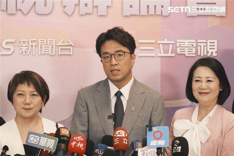 沈伯洋表示，休息時有關心台北市長蔣萬安的身體狀況，也問蔣萬安有無機會換LINE，蔣萬安則對他說兩人之間有很多共同朋友。（圖／記者楊士誼攝影）