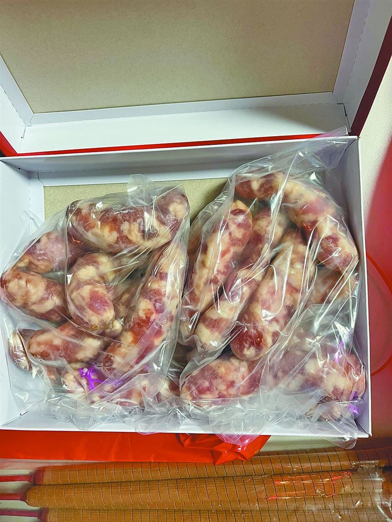 嘉義中埔現任村長拚連任涉嫌大肆買票,不但吃辦桌還送香腸,案經檢方聲押法院裁定7萬交保。(圖/嘉檢提供)