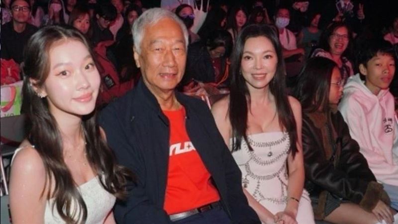 郭台銘久違公開露面！牽曾馨瑩摟腰摸臉