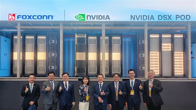 東元二度參展鴻海科技日,展出基於NVIDIA DSX POD的模組化資料中心。法人指出,透過電力與散熱一站式整合,搶攻AI基建與實體AI商機。(圖/東元提供)