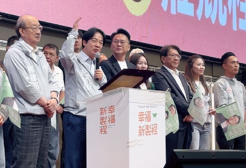 民進黨新竹市長參選人莊競程（前左3）31日舉辦競選總部暨百工百業後援會成立大會，身兼民進黨主席的總統賴清德（前左2）等人到場站台