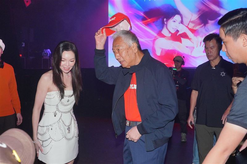 郭台銘臨時決定現身「永齡銘馨盃」決賽，與事先不知情的曾馨瑩同台。（圖／鏡週刊）