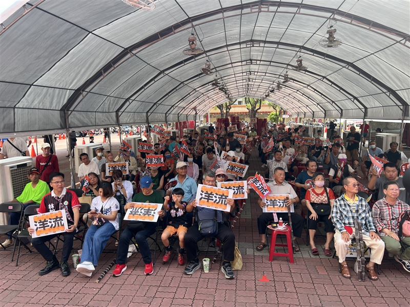 由數名年輕公民與政治工作者所發起的「一群高雄小水滴」,連續兩天於鳳山發起北高市長辯論「一起看直播」活動。(圖/高雄小水滴提供)