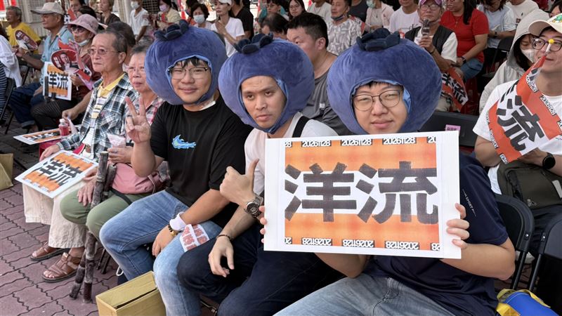 由數名年輕公民與政治工作者所發起的「一群高雄小水滴」,連續兩天於鳳山發起北高市長辯論「一起看直播」活動。(圖/高雄小水滴提供)