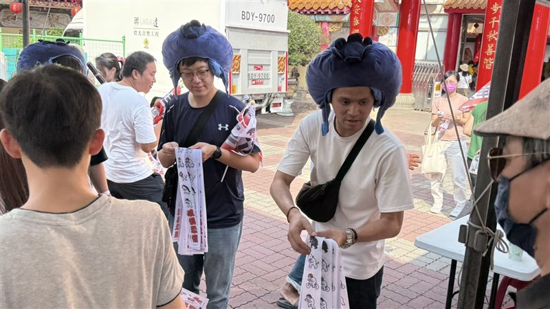 由數名年輕公民與政治工作者所發起的「一群高雄小水滴」,連續兩天於鳳山發起北高市長辯論「一起看直播」活動。(圖/高雄小水滴提供)