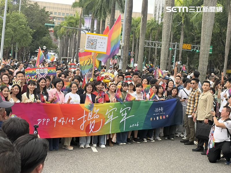 副總統蕭美琴，立委蘇巧慧、林月琴、郭昱晴等人以實際行動出席民進黨同志遊行開走前記者會。並喊出「DPP甲妳／你攬牢牢」為參與主題，象徵陪伴、支持與彼此連結。（圖／記者簡浩正攝影）