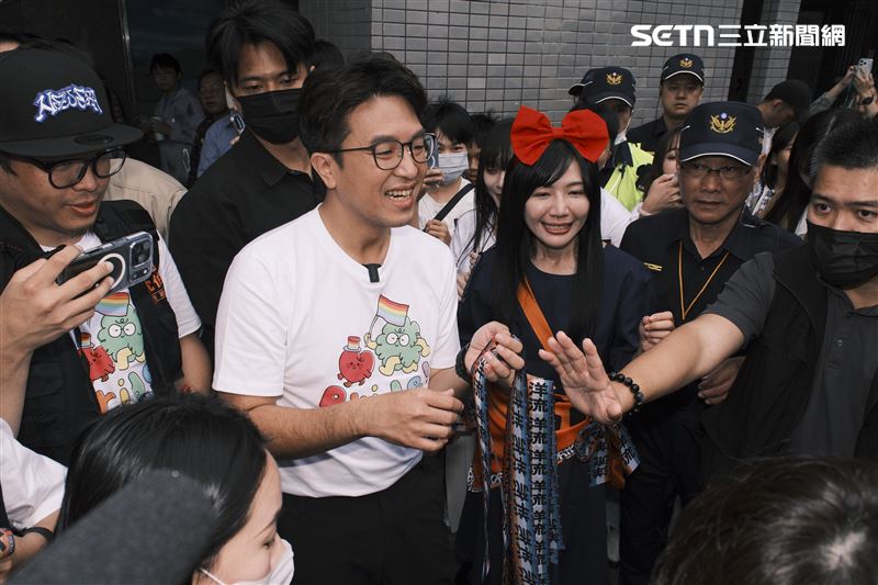 沈伯洋身穿特製服裝加入遊行，並親自發送限定飄帶。（圖／記者楊士誼攝影）