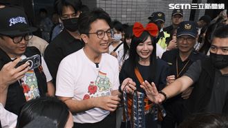 現身同志遊行！沈伯洋發「彩虹洋流」飄帶
