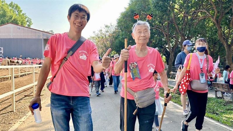 96歲嬤曾命危奇蹟甦醒！孝子伴母走復健路