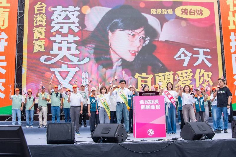 民進黨宜蘭縣長參選人林國漳(前左2)31日成立溪北競選總部,前總統蔡英文(前左3)站台助選時,競總特別以她年輕時照片作為背景,引發話題。(林國漳競總提供)