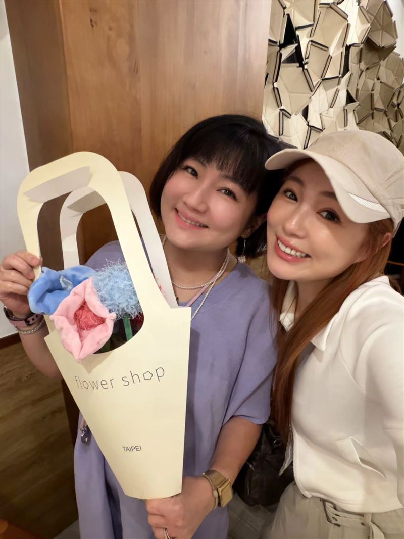 Selina慶祝45歲生日！丫頭曬合照意外露面。（圖／翻攝自IG @ava112411）