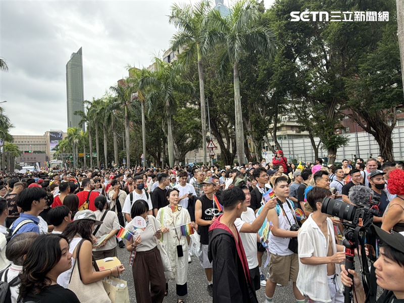 第24屆台灣同志遊行今日下午2時盛大登場，吸引逾10萬人走上台北街頭。（圖／記者簡浩正攝影）