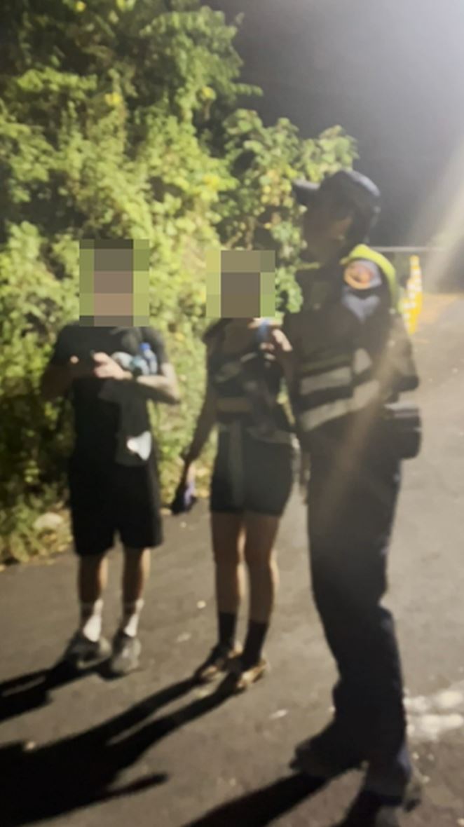 民眾遭野狗阻攔受困，員警獲報後趕抵協助2人平安脫困。（圖／翻攝畫面）