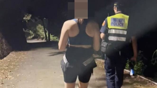 遇野狗狂吠⋯妹子嚇壞不敢下山！警神救援