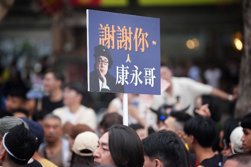 同志遊行31日在台北市府前廣場集結出發，有民眾特別舉牌向藝人蔡康永表達感謝。（圖／中央社）