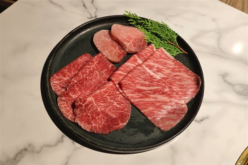 「午間盛合」以鹽味三品與醬味三品交織出豐富的味蕾層次。（圖／翻攝畫面）