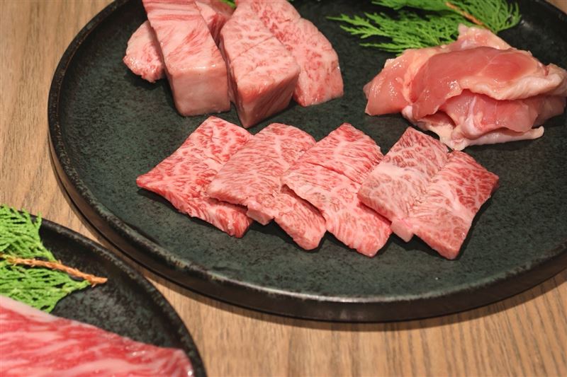 套餐內容包含日本A5和牛、優質豬雞肉品、新鮮海鮮以及精緻甜點。（圖／翻攝畫面）