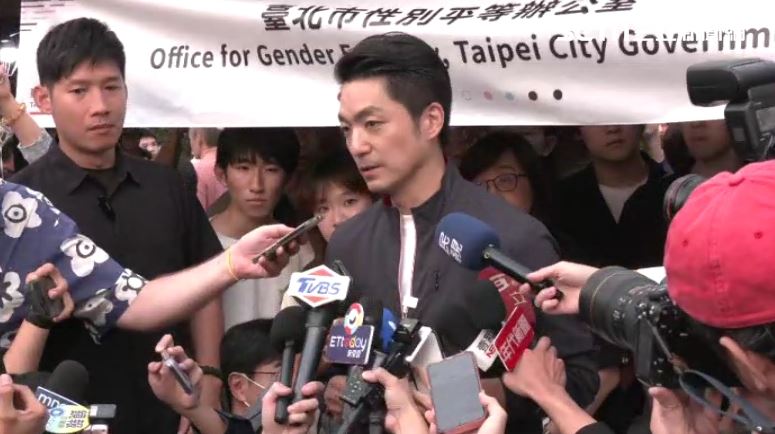 蔣萬安現身台灣同志遊行被現場民眾狂嗆,「萬安萬安不要抄同志酒吧!」、「沈伯洋凍蒜」(圖/翻攝畫面)