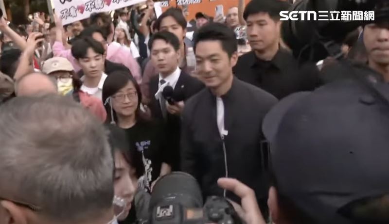 蔣萬安現身台灣同志遊行被現場民眾狂嗆,「萬安萬安不要抄同志酒吧!」、「沈伯洋凍蒜」(圖/翻攝畫面)