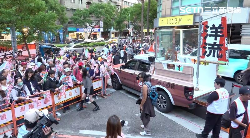 「台北大洋流」車隊掃街第三戰,出發點南福宮大洋流號與現場小水滴人潮(組合圖/翻攝畫面)