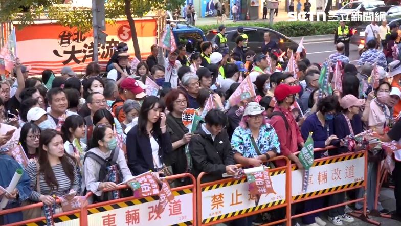 「台北大洋流」車隊掃街第三戰,出發點南福宮大洋流號與現場小水滴人潮(組合圖/翻攝畫面)