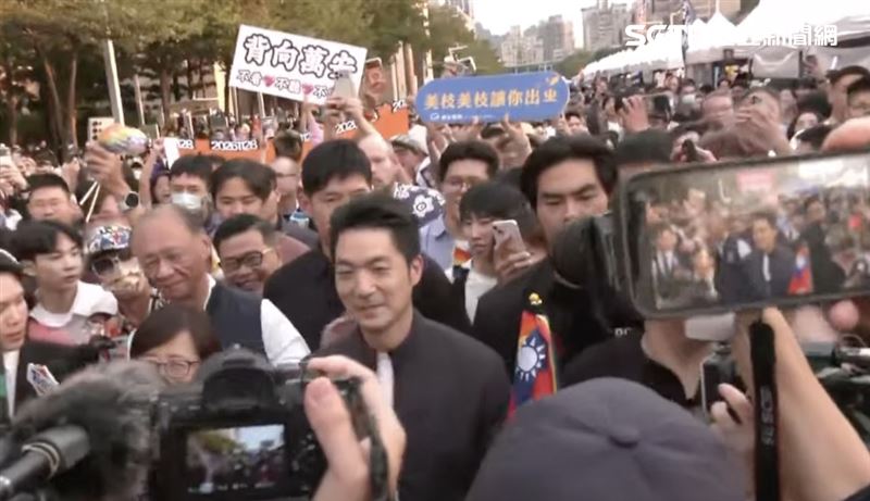 蔣萬安現身台灣同志遊行被現場民眾狂嗆,「萬安萬安不要抄同志酒吧!」、「沈伯洋凍蒜」(圖/翻攝畫面)