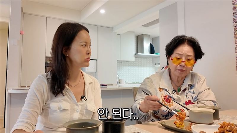 白智榮（左）登上演員鮮于龍女的YouTube頻道。（圖／翻攝自韓網）