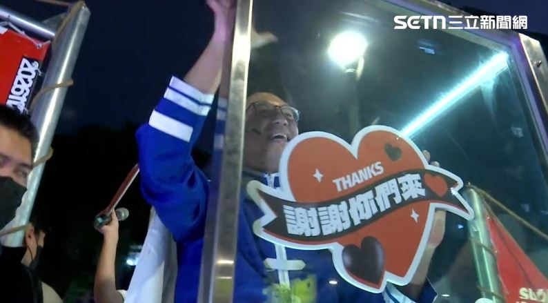 大洋流第三彈中正萬華，沈伯洋南福宮祈福受訪車隊出發，拿出謝謝大家來的牌子與民眾互動。（圖／翻攝畫面）