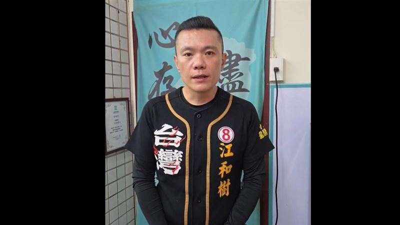 台中市議員江和樹次子江慶偉，遭爆涉嫌開設賭場，江和樹於臉書開直播，希望兒子趕快跟他聯繫，也表示「做錯事情要勇敢面對」（圖／翻攝臉書）