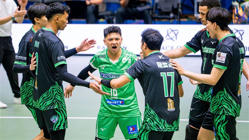 臺中連莊主場開幕逆轉秀　退天鷹收2連勝
