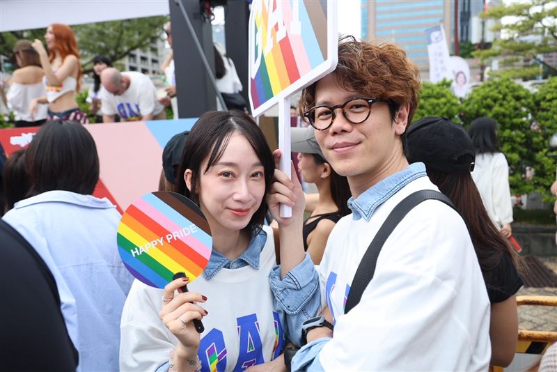 轉戰幕後的演員林涵（左）也現身遊行隊伍當中。（圖／記者鄭孟晃攝影）