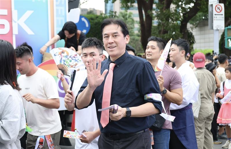 知名政治評論家黃暐瀚也一同參與第24屆台灣同志遊行。（圖／記者鄭孟晃攝影）
