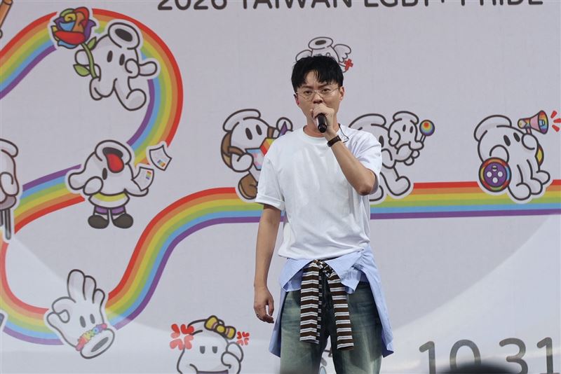 金曲歌王許富凱在遊行舞台上演唱〈彼時〉。（圖／記者鄭孟晃攝影）