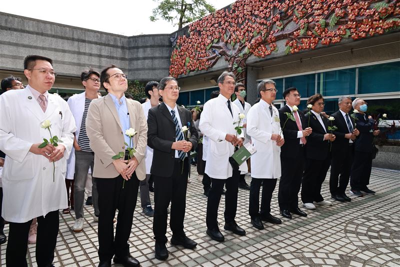 台北榮總團隊於「大德曰生紀念園區」獻花致意，追思歷年器官捐贈者的無私奉獻。（圖／北榮提供）