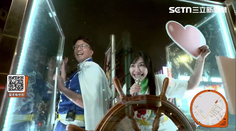 萬華大洋流,沈伯洋與吳沛憶沿途與民眾打招呼。(圖/翻攝畫面)