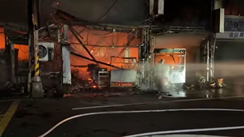 苗栗縣苗栗市中正路、一處連棟鐵皮建築發生大火。(圖/翻攝畫面)