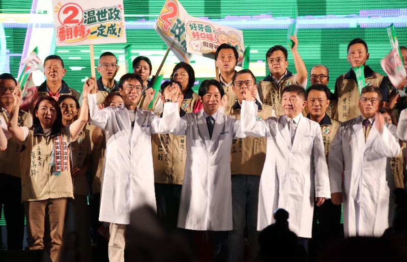 身兼民進黨主席的總統賴清德（前中）31日到南投輔選黨籍南投縣長參選人温世政世政（前左2）時表示，温世政世政若獲縣民支持擔任縣長，除顧好長輩，也將更周到照顧年輕族群