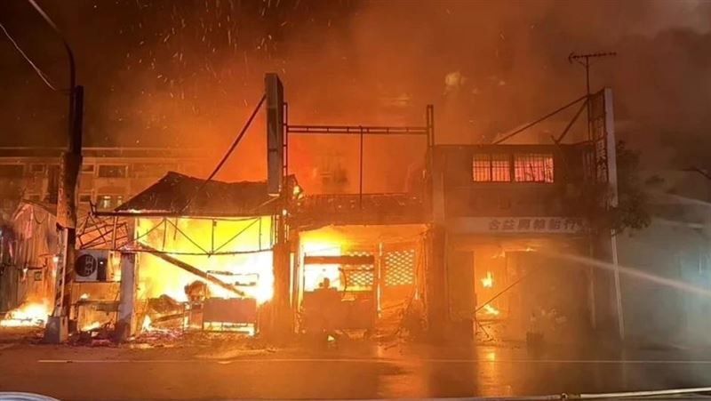 苗栗鐵皮建築大火！延燒4戶、警消救援中